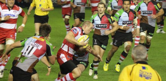 Mike Tindall avanza con el balón en un partido del Gloucester frente a los Harlequins.