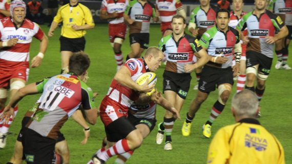 Mike Tindall avanza con el balón en un partido del Gloucester frente a los Harlequins.