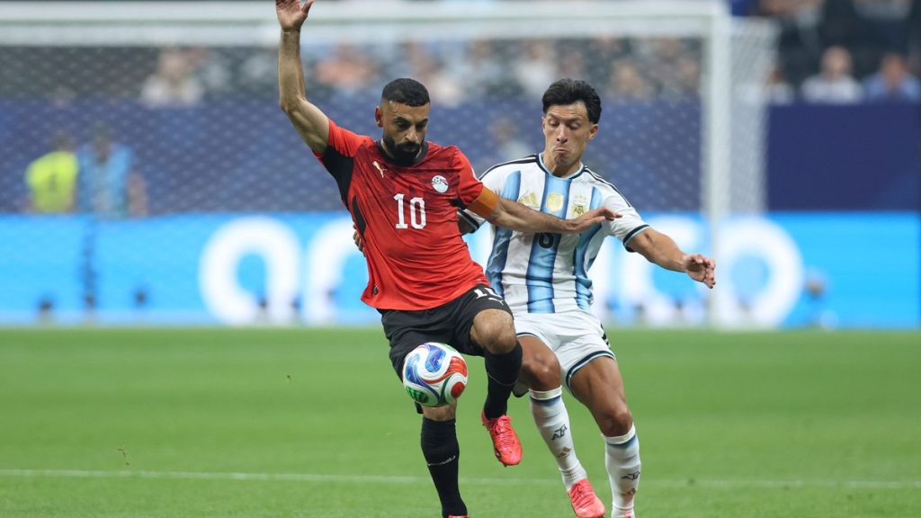 Mohamed Salah protege el balón ante Lisandro Martínez en los octavos del Mundial 2026 entre Egipto y Argentina.