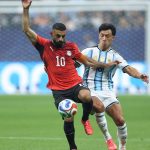 Mohamed Salah protege el balón ante Lisandro Martínez en los octavos del Mundial 2026 entre Egipto y Argentina.