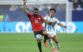 Mohamed Salah protege el balón ante Lisandro Martínez en los octavos del Mundial 2026 entre Egipto y Argentina.