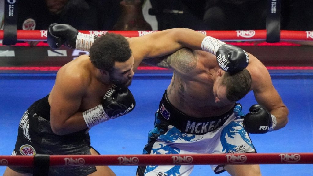 Moses Itauma conecta un golpe con la izquierda sobre Demsey McKean durante su combate en Riad.