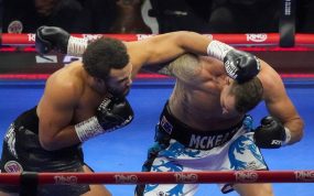 Moses Itauma conecta un golpe con la izquierda sobre Demsey McKean durante su combate en Riad.