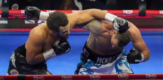 Moses Itauma conecta un golpe con la izquierda sobre Demsey McKean durante su combate en Riad.