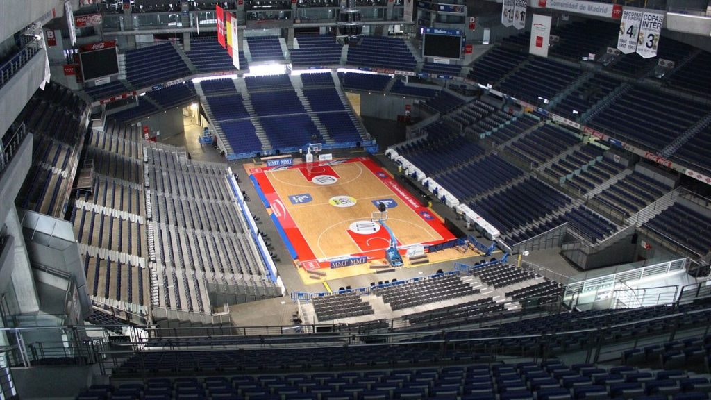 Vista interior del Movistar Arena de Madrid con la pista de baloncesto montada y las gradas vacías