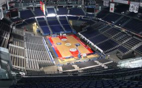 Vista interior del Movistar Arena de Madrid con la pista de baloncesto montada y las gradas vacías
