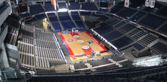 Vista interior del Movistar Arena de Madrid con la pista de baloncesto montada y las gradas vacías