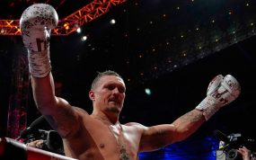 Oleksandr Usyk levanta los brazos sobre el ring tras derrotar a Daniel Dubois en Londres en julio de 2025.