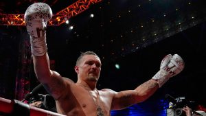 Usyk suelta los cinturones y deja el trono vacío