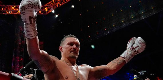 Oleksandr Usyk levanta los brazos sobre el ring tras derrotar a Daniel Dubois en Londres en julio de 2025.