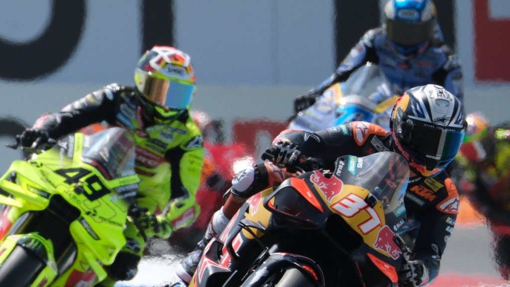 Pedro Acosta rueda con su KTM por delante de Fabio Di Giannantonio y Álex Márquez en el GP de Países Bajos