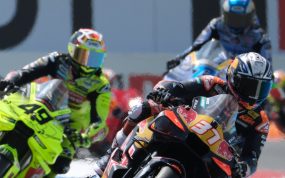 Pedro Acosta rueda con su KTM por delante de Fabio Di Giannantonio y Álex Márquez en el GP de Países Bajos