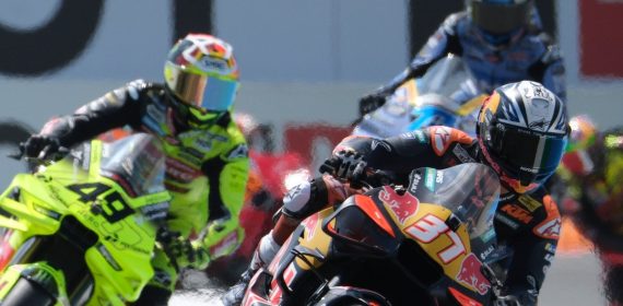 Pedro Acosta rueda con su KTM por delante de Fabio Di Giannantonio y Álex Márquez en el GP de Países Bajos
