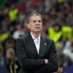 Pedro Martínez, de brazos cruzados junto a la pista, observa el juego durante la semifinal de la Euroliga en Atenas.