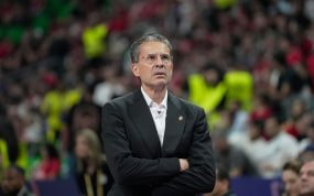 Pedro Martínez, de brazos cruzados junto a la pista, observa el juego durante la semifinal de la Euroliga en Atenas.