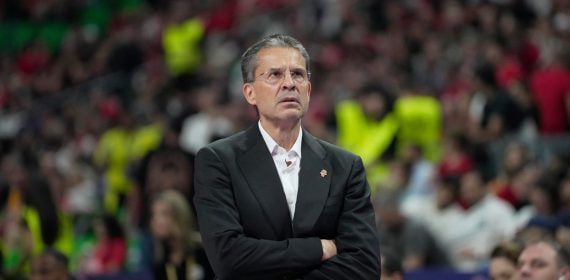 Pedro Martínez, de brazos cruzados junto a la pista, observa el juego durante la semifinal de la Euroliga en Atenas.