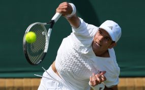 Rafael Jódar saca en su partido de tercera ronda ante Shintaro Mochizuki en Wimbledon 2026.