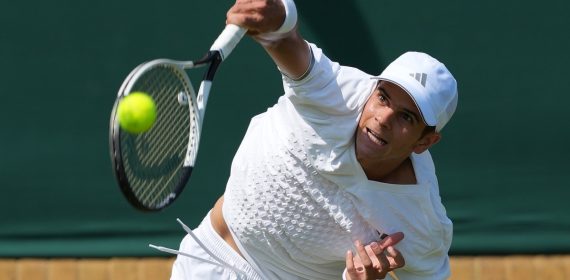 Rafael Jódar saca en su partido de tercera ronda ante Shintaro Mochizuki en Wimbledon 2026.