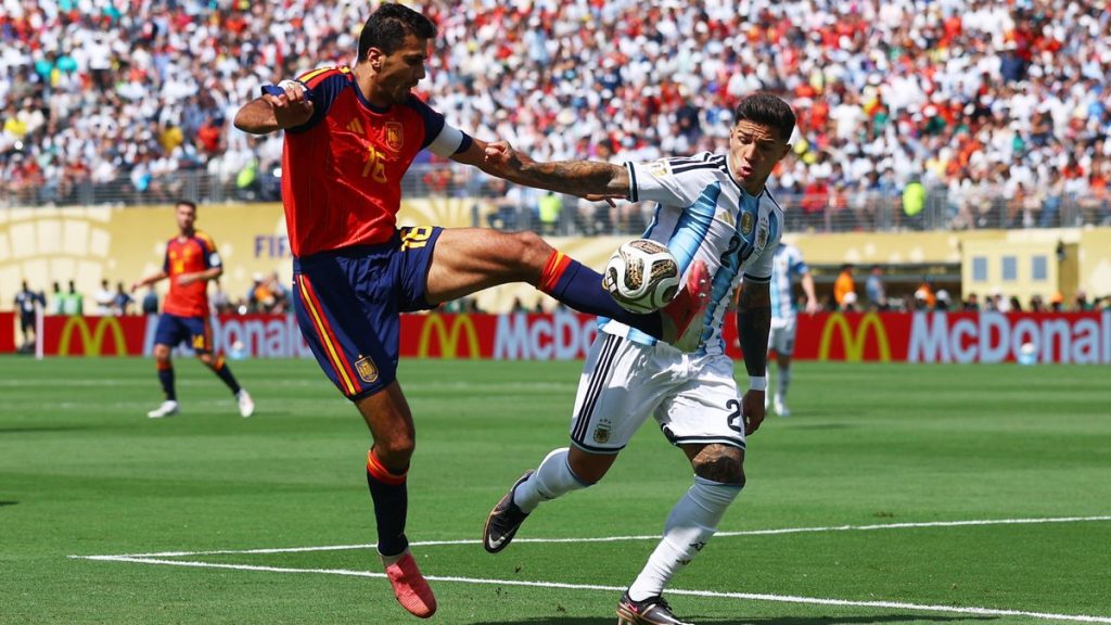Rodri disputa el balón con el argentino Enzo Fernández en la final del Mundial de 2026.