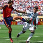 Rodri disputa el balón con el argentino Enzo Fernández en la final del Mundial de 2026.