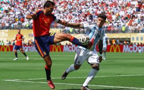Rodri disputa el balón con el argentino Enzo Fernández en la final del Mundial de 2026.