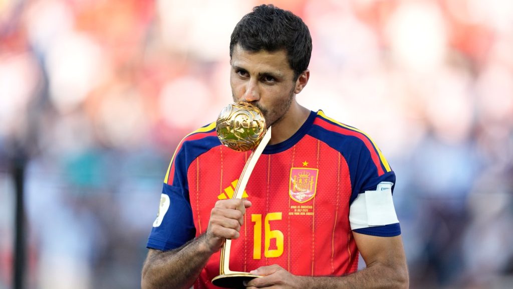 Rodri besa el trofeo al mejor jugador del Mundial 2026 tras la final entre España y Argentina en East Rutherford.