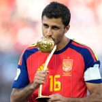 Rodri besa el trofeo al mejor jugador del Mundial 2026 tras la final entre España y Argentina en East Rutherford.