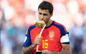 Rodri besa el trofeo al mejor jugador del Mundial 2026 tras la final entre España y Argentina en East Rutherford.