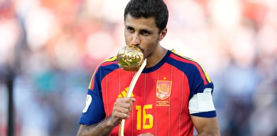 Rodri besa el trofeo al mejor jugador del Mundial 2026 tras la final entre España y Argentina en East Rutherford.
