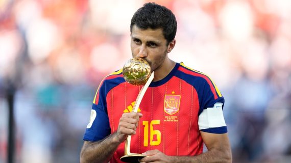Rodri besa el trofeo al mejor jugador del Mundial 2026 tras la final entre España y Argentina en East Rutherford.