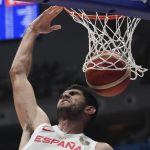 Santi Aldama machaca el aro ante la defensa de Canadá con la camiseta de la selección española