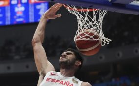 Santi Aldama machaca el aro ante la defensa de Canadá con la camiseta de la selección española