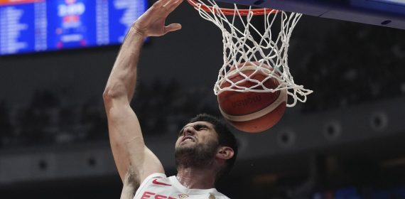 Santi Aldama machaca el aro ante la defensa de Canadá con la camiseta de la selección española