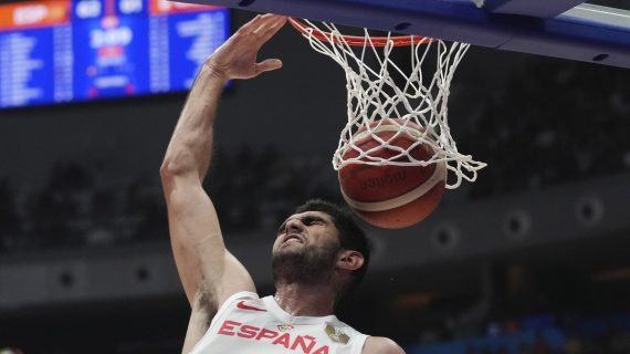 Santi Aldama machaca el aro ante la defensa de Canadá con la camiseta de la selección española