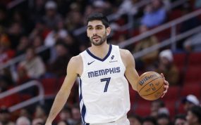 Santi Aldama conduce el balón con la camiseta de los Memphis Grizzlies en un partido ante los Houston Rockets.