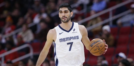 Santi Aldama conduce el balón con la camiseta de los Memphis Grizzlies en un partido ante los Houston Rockets.