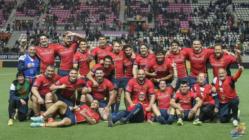 Los jugadores de la selección española de rugby posan juntos sobre el césped celebrando una victoria