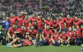 Los jugadores de la selección española de rugby posan juntos sobre el césped celebrando una victoria