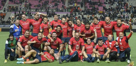 Los jugadores de la selección española de rugby posan juntos sobre el césped celebrando una victoria