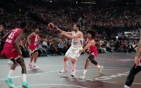 Sergio Llull encara el aro superando a Tyson Ward, del Olympiacos, en la final de la Euroliga en Atenas
