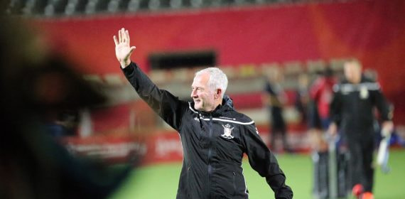 Shane McLeod, exseleccionador de Bélgica, saluda a la grada tras un partido de hockey hierba.