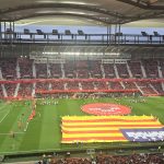 Las gradas de Son Moix, llenas al atardecer, con la senyera balear desplegada sobre el césped.
