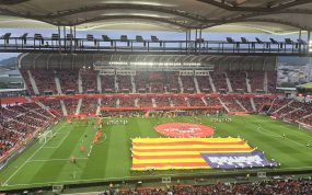 Las gradas de Son Moix, llenas al atardecer, con la senyera balear desplegada sobre el césped.