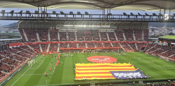 Las gradas de Son Moix, llenas al atardecer, con la senyera balear desplegada sobre el césped.