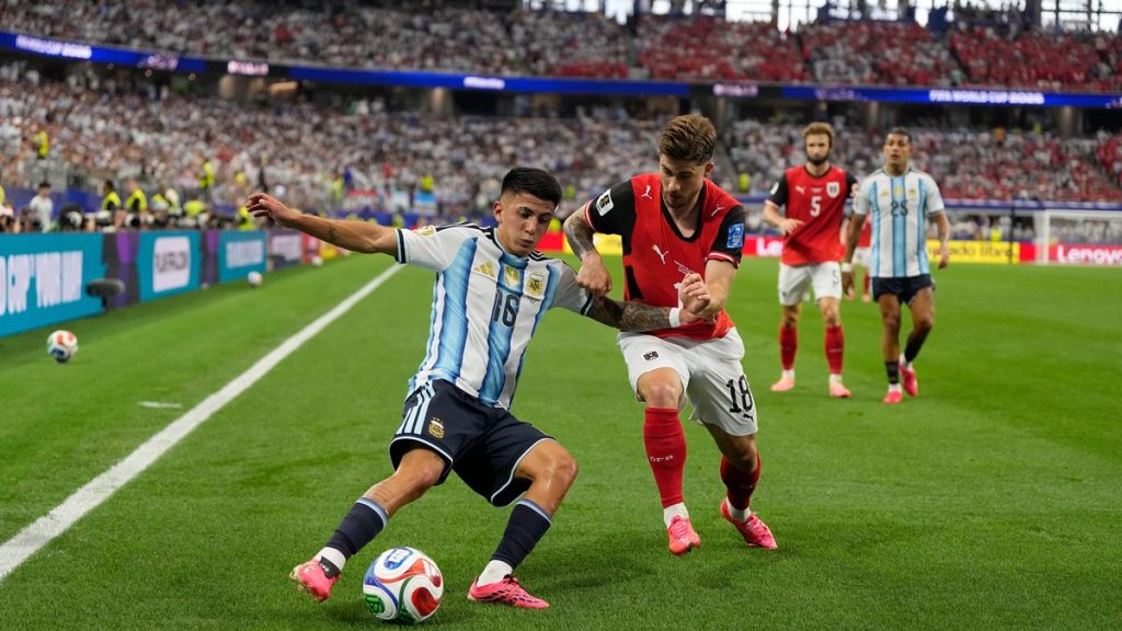 Thiago Almada protege el balón ante Romano Schmid en el Argentina-Austria del Mundial 2026, en Arlington.