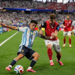 Thiago Almada protege el balón ante Romano Schmid en el Argentina-Austria del Mundial 2026, en Arlington.