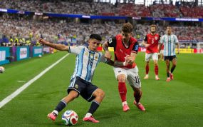 Thiago Almada protege el balón ante Romano Schmid en el Argentina-Austria del Mundial 2026, en Arlington.