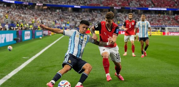 Thiago Almada protege el balón ante Romano Schmid en el Argentina-Austria del Mundial 2026, en Arlington.