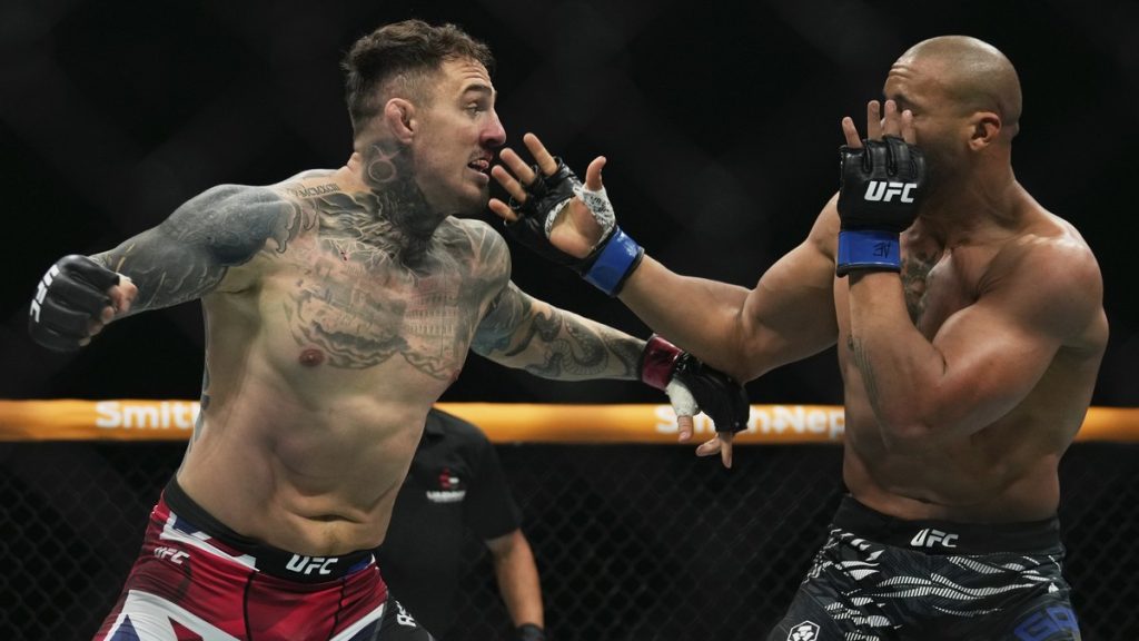 Tom Aspinall golpea a Ciryl Gane durante el combate por el título de los pesos pesados de la UFC en Abu Dabi.