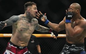 Tom Aspinall golpea a Ciryl Gane durante el combate por el título de los pesos pesados de la UFC en Abu Dabi.